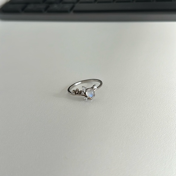 Jewelry - Silver moonstone ring